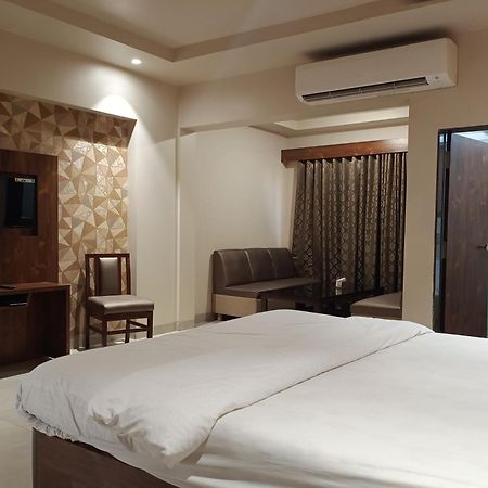 Hotel Apratim Lodging & Boarding Ulhasnagar Экстерьер фото