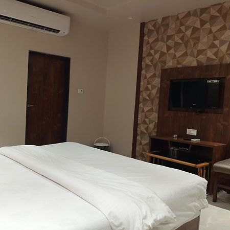 Hotel Apratim Lodging & Boarding Ulhasnagar Экстерьер фото