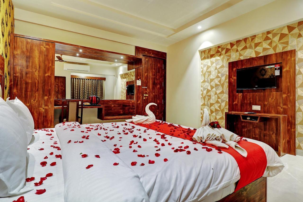 Hotel Apratim Lodging & Boarding Ulhasnagar Экстерьер фото