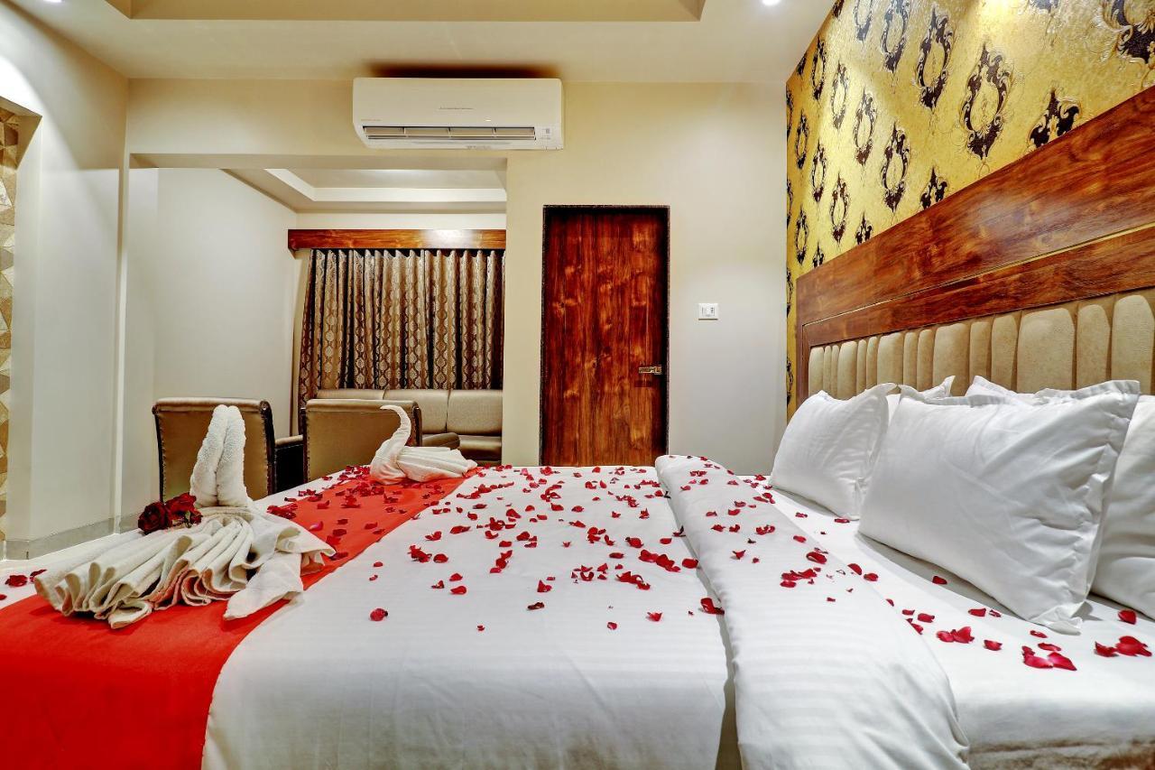 Hotel Apratim Lodging & Boarding Ulhasnagar Экстерьер фото