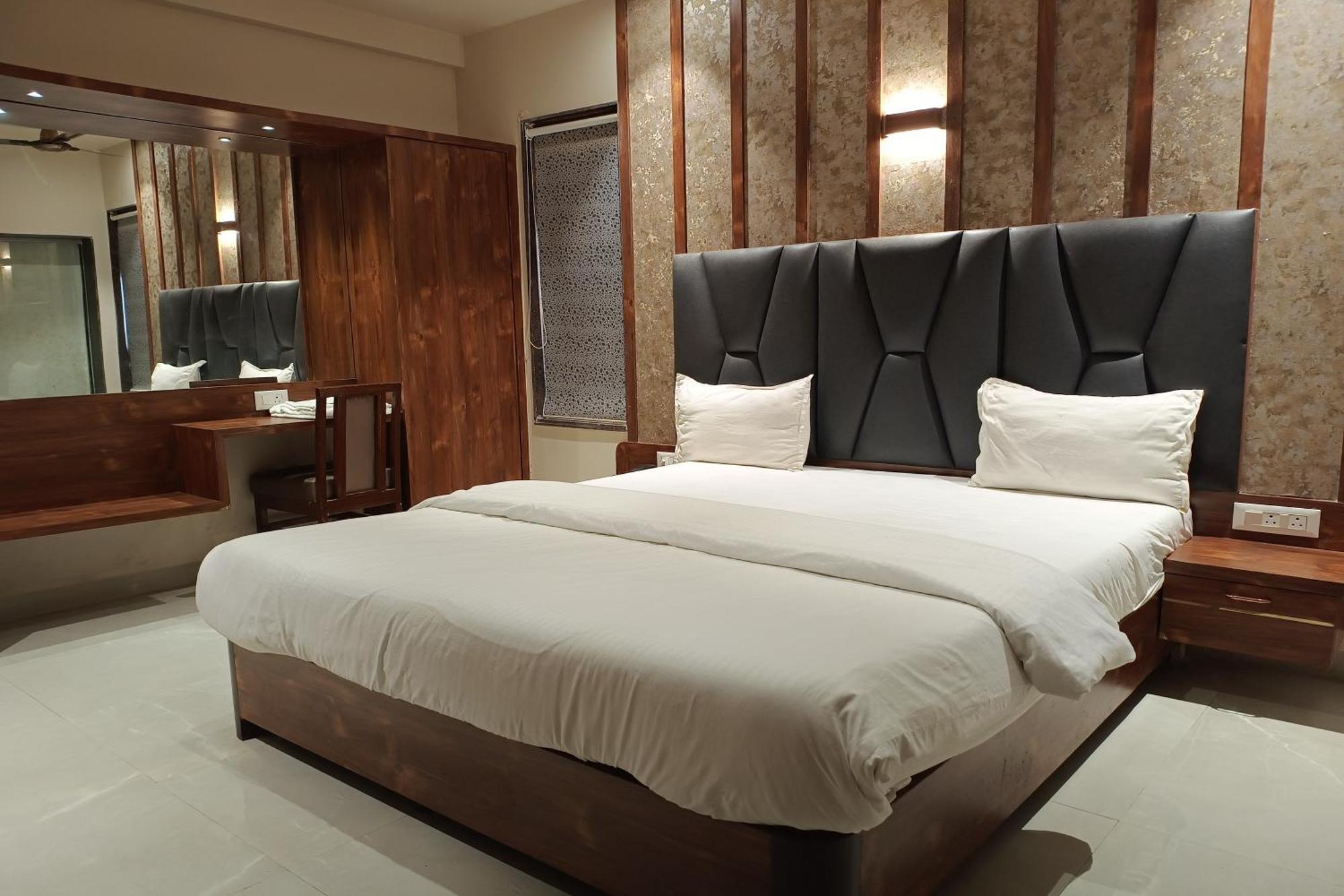 Hotel Apratim Lodging & Boarding Ulhasnagar Экстерьер фото