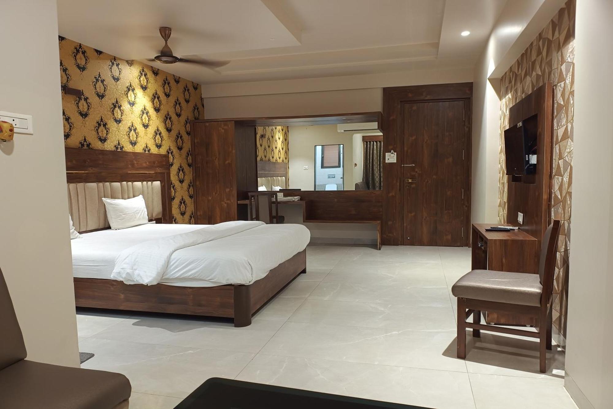 Hotel Apratim Lodging & Boarding Ulhasnagar Экстерьер фото