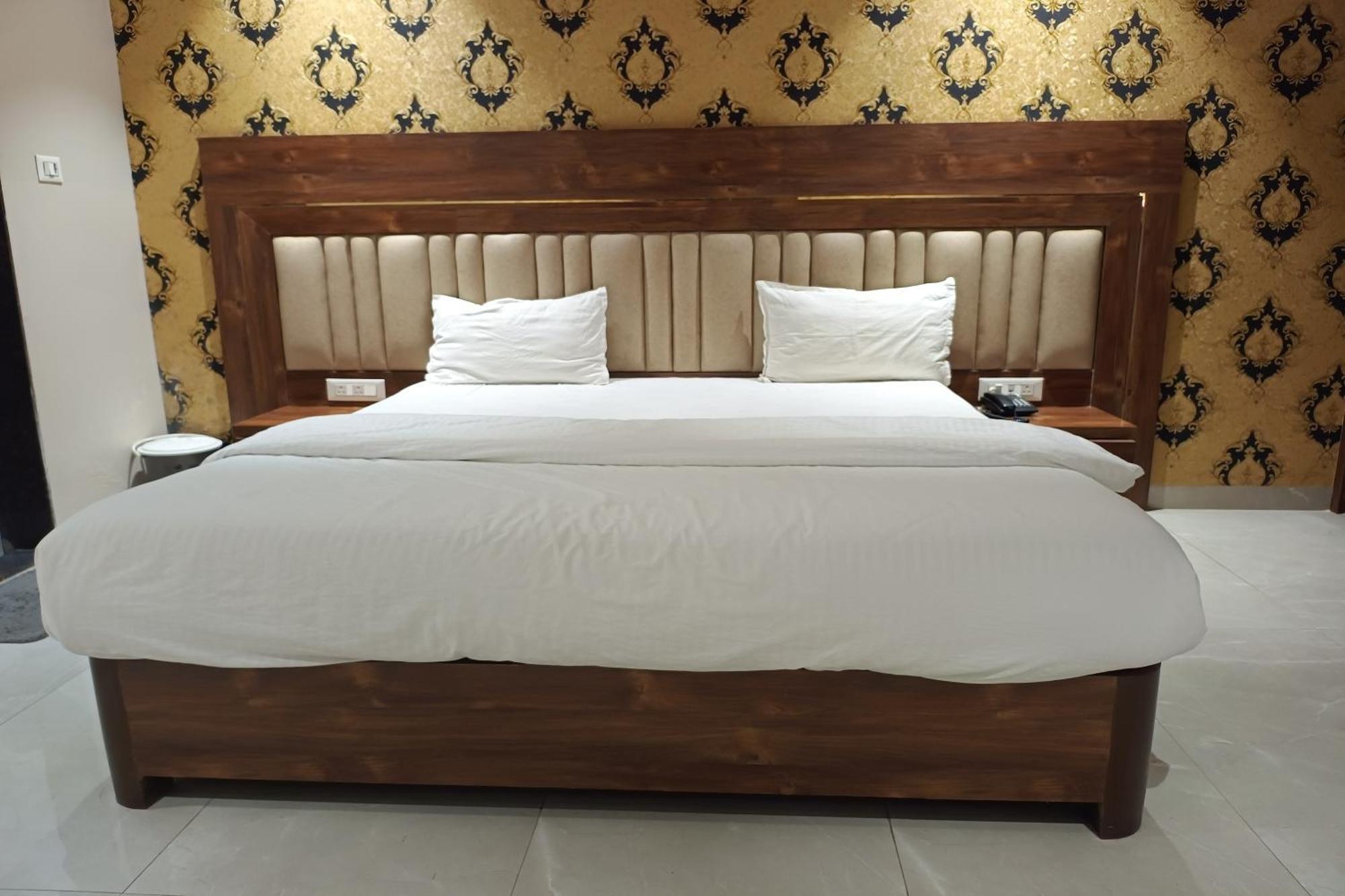 Hotel Apratim Lodging & Boarding Ulhasnagar Экстерьер фото
