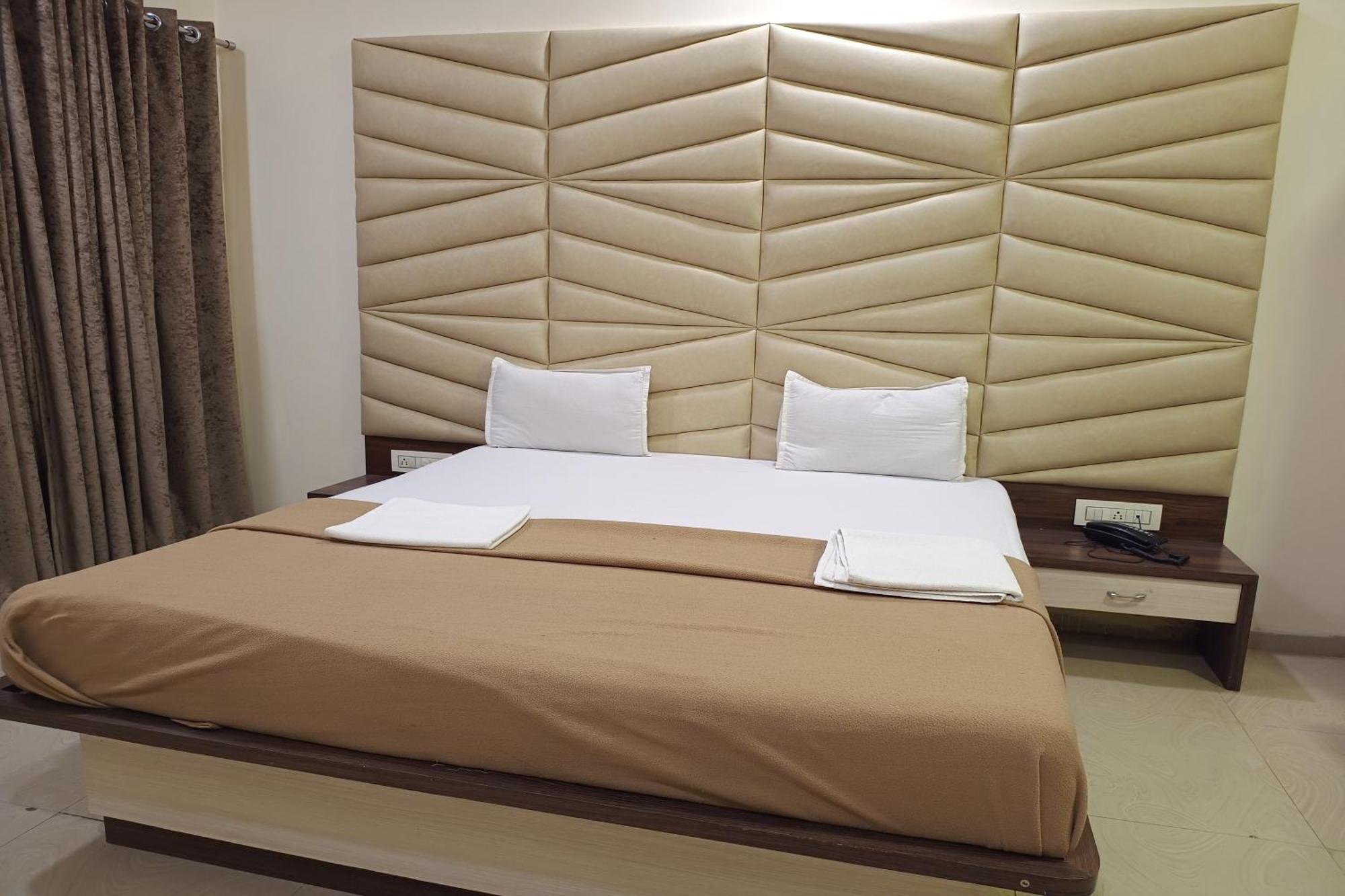 Hotel Apratim Lodging & Boarding Ulhasnagar Экстерьер фото