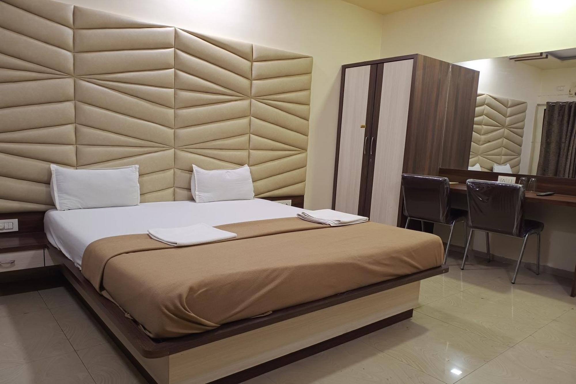 Hotel Apratim Lodging & Boarding Ulhasnagar Экстерьер фото
