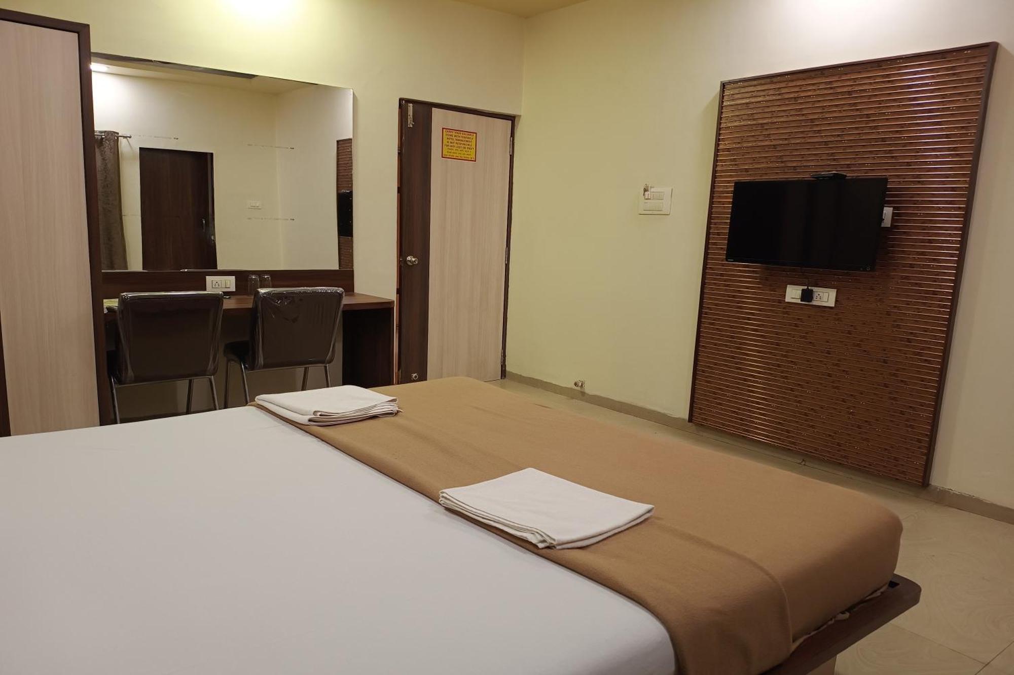 Hotel Apratim Lodging & Boarding Ulhasnagar Экстерьер фото